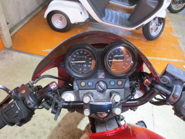 走行もまだまだの３０４３０ｋｍ！ホーネットは希少な４気筒ですからレブリミット１６０００回転！やばい！